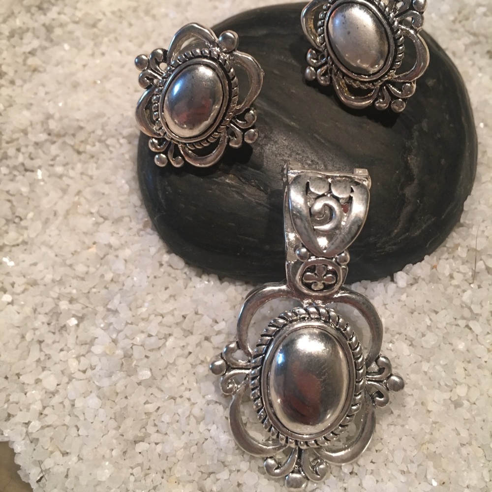 This is a beautiful matching set